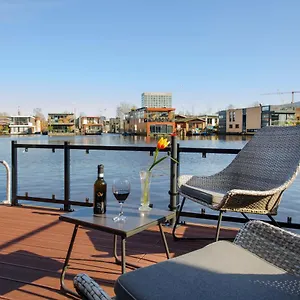 Bed and breakfast Houseboat With Canalview And Free Bikes, Ámsterdam